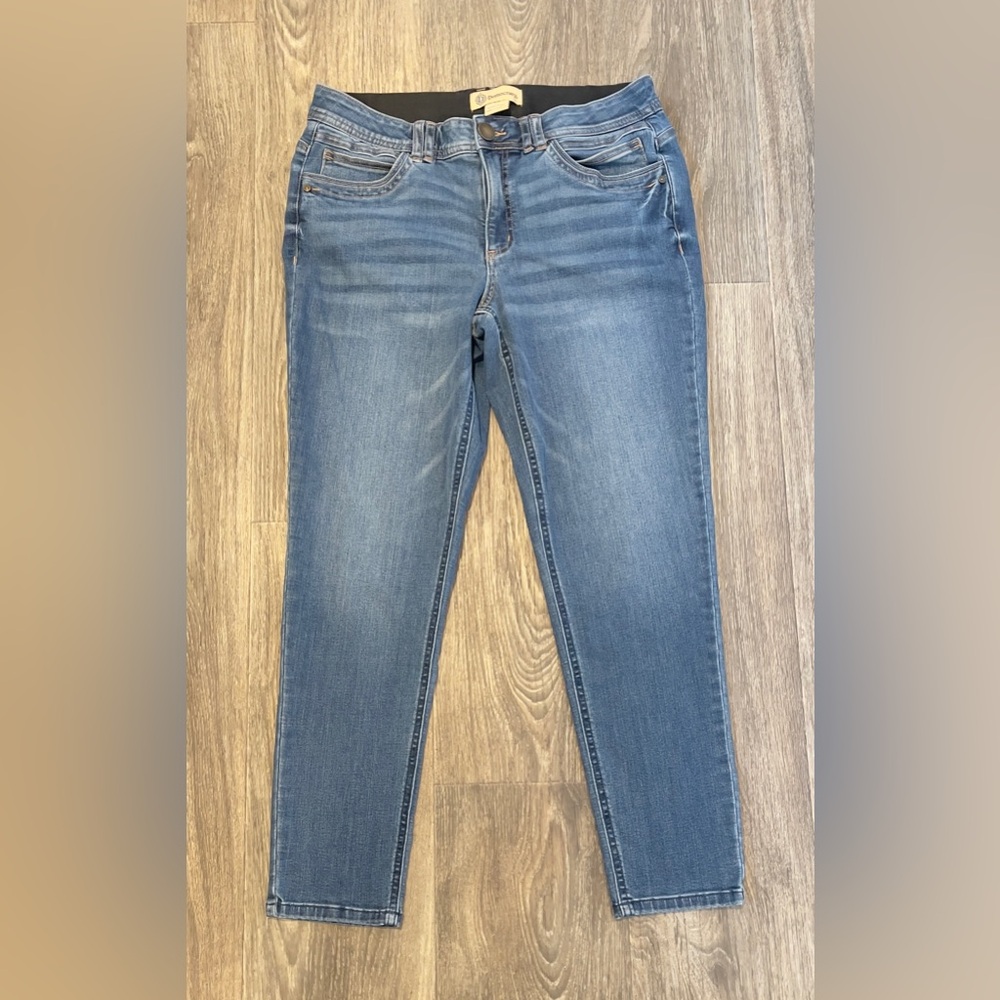 Democracy "Ab" technology. Size 12. Inseam is 28 inches.